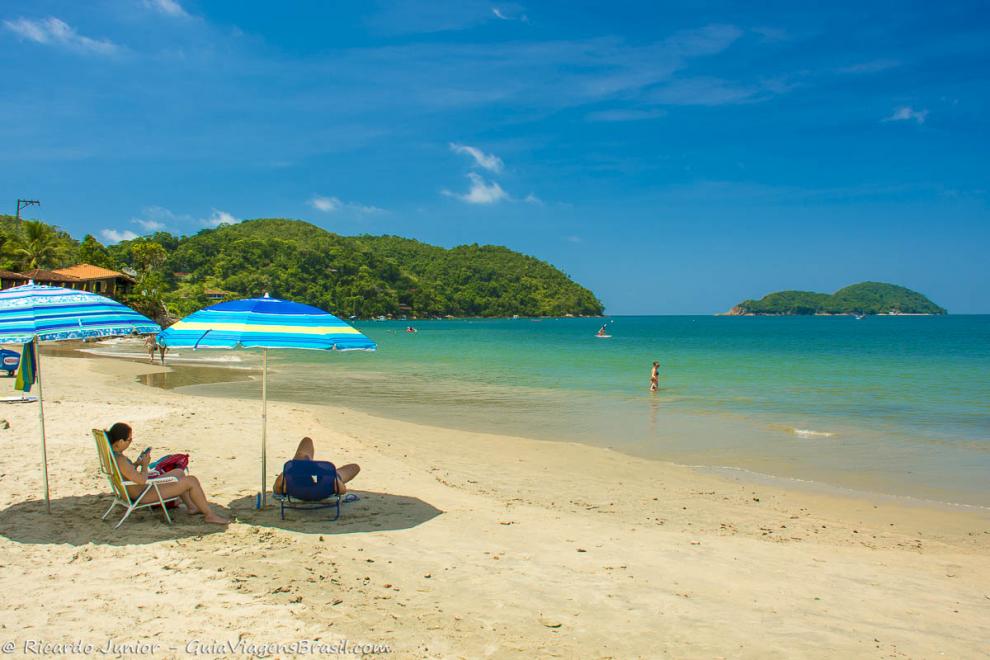 Imagem de uma casal curtindo um belo dia de sol na Praia da Almada.